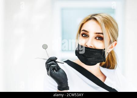 Porträt der hübschen jungen Zahnärztin in einem Zahnarztbesuch Klinik Stockfoto