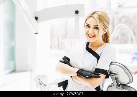 Porträt der hübschen jungen Zahnärztin in einem Zahnarztbesuch Klinik Stockfoto