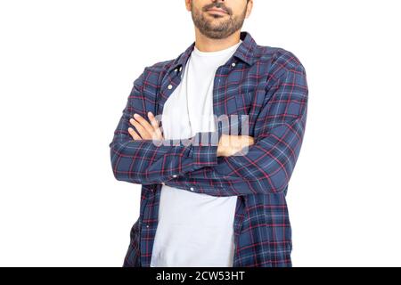 Junger Mann mit Bart stehend mit gekreuzten Händen trägt blau kariertes Hemd isoliert auf weißem Hintergrund. Selbstbewusst, Brünette Person mit lässigen Stil. Stockfoto