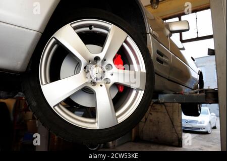 Auto, neue Bremsscheiben, Sicherheit, Autos, gebraucht, neu, Werkstatt, Arbeit, verantwortlich, fahren, Räder, Rad, Transport, Bremsen, Ersatz, Personal, professionell Stockfoto