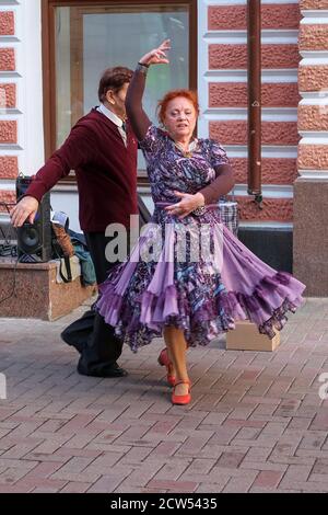 Reizendes Seniorenpaar, das auf der City Street tanzt. Lifestyle-Konzept für ältere Menschen. Aktivitäten für Senioren. Stockfoto