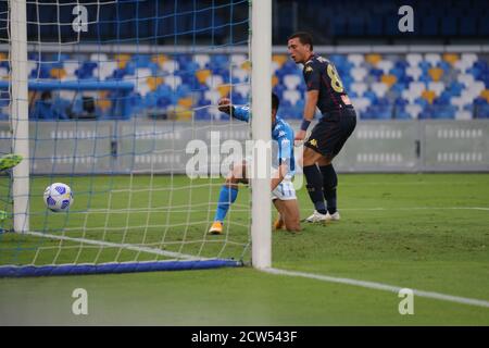 Neapel, Kampanien, Italien. September 2020. Während des italienischen Serie A Fußballmatches SSC Napoli gegen FC Genua am 27. September 2020 im San Paolo Stadion in Neapel.im Bild: LOZANO Credit: Fabio Sasso/ZUMA Wire/Alamy Live News Stockfoto