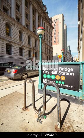 New York, USA - 13. September 2015: Eingang zur Brooklyn Bridge und City Hall U-Bahn Station. Stockfoto