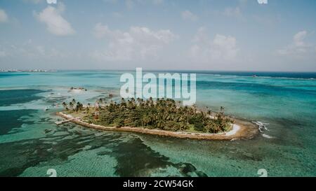 Drohnenblick über die karibik auf der Insel San Andres - Kolumbien Stockfoto