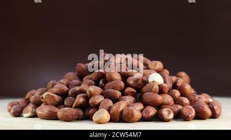 Haufen von rohen Erdnüssen. Kultivierte Erdnüsse, Erdnüsse oder Erdnüsse. Pflanze der Familie der Hülsenfrüchte. Landwirtschaftliche Nutzpflanzen im industriellen Maßstab. Südamerika Stockfoto