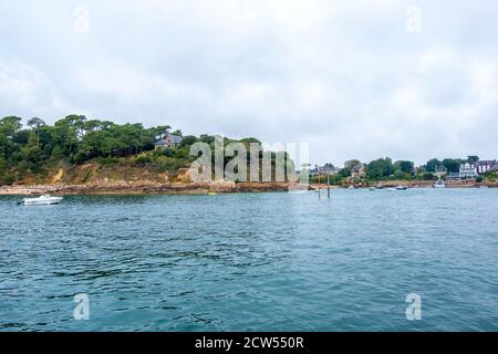 Ile de Brehat, Frankreich - 27. August 2019: Küstenlandschaft auf der malerischen Insel Ile de Brehat im Departement Cotes-d'Armor der Bretagne, Frankreich Stockfoto