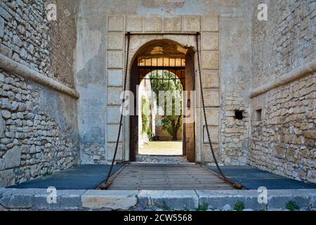 Die Steinmauern und der Turm der berühmten Caetani Burg von Sermoneta, kleine mittelalterliche Stadt in der Region Latium. Italien Stockfoto