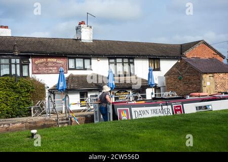 Narrowboot, das durch die Willeymoor Schleusen vor der Willeymoor Schleuse fährt Taverne auf dem Llangollen Zweig des Shropshire Union Kanal Cheshire Stockfoto