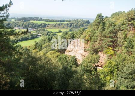 Blick auf die Cheshire-Ebene vom Sandsteinweg aus Sie führt über Bickerton Hills in South Cheshire Stockfoto