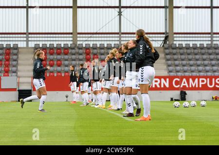 München, Deutschland. September 2020. SC Freiburg Spieler wärmen sich vor dem Bundesliga-Spiel der Frauen zwischen Bayern München und SC Freiburg auf. Sven Beyrich/SPP Kredit: SPP Sport Pressefoto. /Alamy Live Nachrichten Stockfoto