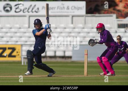 Chester le Street, England, 31. August 2020. Natalie Sciver hat sich in der Rachael Heyhoe Flint Trophy auf dem Emirates Riverside Ground in der Chester le Street für Northern Diamonds Against Lightning eingesetzt. Sarah Bryce hält Wicket. Stockfoto