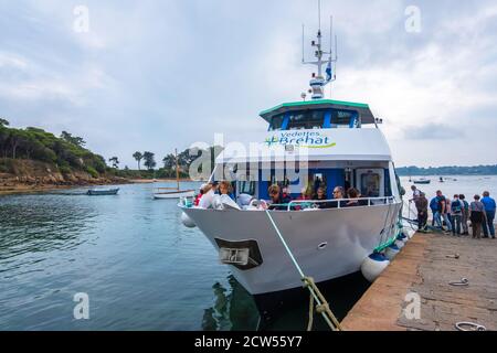 Ile de Brehat, Frankreich - 27. August 2019: Fähre in der Nähe der Anlegestelle der Insel Ile de Brehat im Departement Cotes-d'Armor der Bretagne, Frankreich Stockfoto