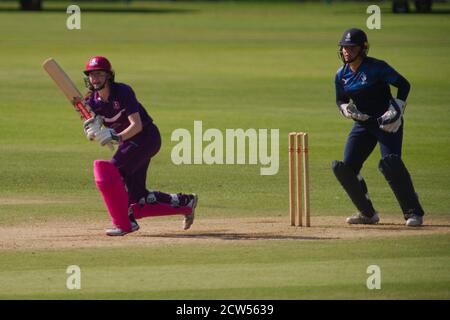 Chester le Street, England, 31. August 2020. Sarah Bryce hat sich beim Rachael Heyhoe Flint Trophy-Spiel auf dem Emirates Riverside Ground gegen Northern Diamonds gegen Lightning geschlagen. Bess Heath ist die Wicket-Hüterin. Stockfoto