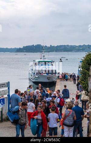 Ile de Brehat, Frankreich - 27. August 2019: Fähre in der Nähe der Anlegestelle der Insel Ile de Brehat im Departement Cotes-d'Armor der Bretagne, Frankreich Stockfoto