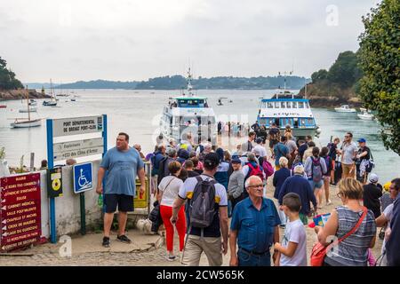 Ile de Brehat, Frankreich - 27. August 2019: Fähre in der Nähe der Anlegestelle der Insel Ile de Brehat im Departement Cotes-d'Armor der Bretagne, Frankreich Stockfoto