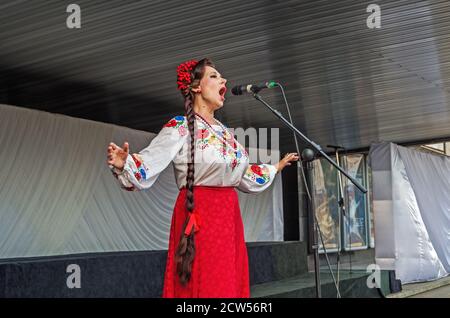 Dnipro, Ukraine - 21. August 2020: Frau in traditioneller ukrainischer Tracht singen emotional und sinnlich auf Folklore-Festival Stockfoto