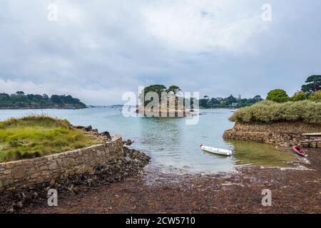 Ile de Brehat, Frankreich - 27. August 2019: Küstenlandschaft auf der malerischen Insel Ile de Brehat im Departement Cotes-d'Armor der Bretagne, Frankreich Stockfoto