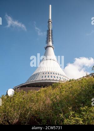 Jested Tower ist ein einzigartiges architektonisches Gebäude. Hotel und TV-Sender auf dem Gipfel des Jested Berg, Liberec Stadt, Tschechische Republik. Stockfoto