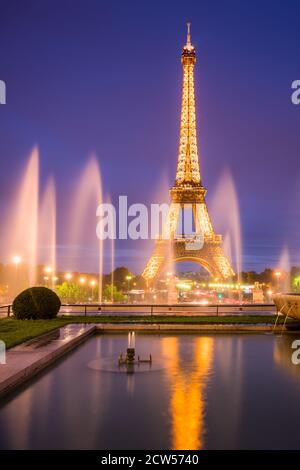 Der Eiffelturm beleuchtet in der Nacht mit den Brunnen des Trocadero. Champs-de-Mars, Paris (75) Stockfoto