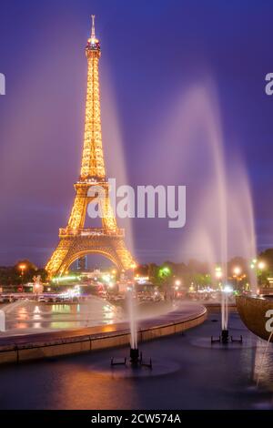 Der Eiffelturm beleuchtet in der Nacht mit den Brunnen des Trocadero. Champs-de-Mars, Paris (75) Stockfoto