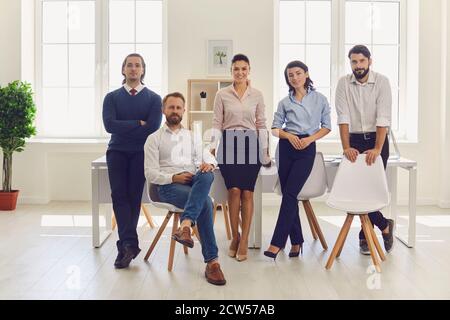 Gruppenportrait von glücklichen jungen Geschäftsleuten und Geschäftsleuten nach dem Treffen Im modernen Büro Stockfoto