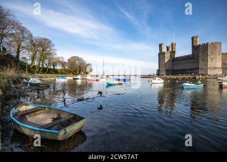 Caernarfon Castle & Quay in herrlicher Sonne. Am Tag vor der Verkündung der Sperre. Stockfoto