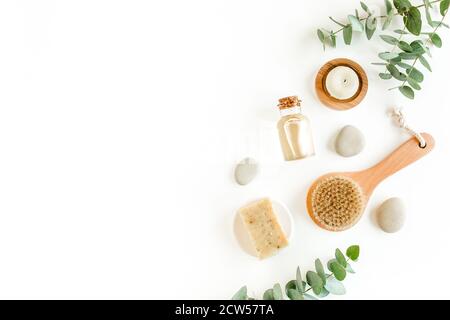 Spa-Hintergrund. Natürliche, Bio-Spa-Kosmetikprodukte, umweltfreundliche Badzubehör, Eukalyptusblätter. Hautpflegekonzept auf weißem Hintergrund. Stockfoto