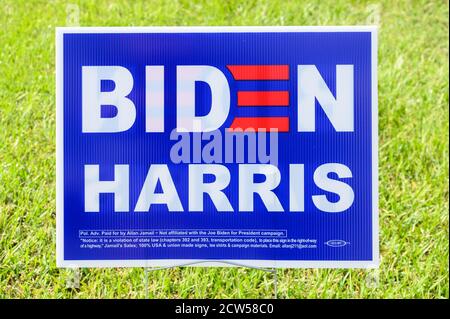 Stafford Texas - 27. September 2020: Biden Harris Wahlzeichen sind in vielen Wohngebieten in Texas zu sehen Stockfoto