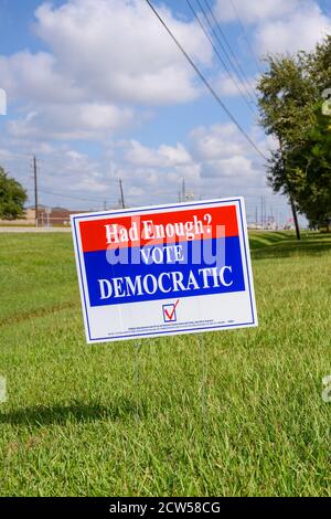 Stafford Texas - 27. September 2020: HATTEN SIE GENUG? STIMMEN DEMOKRATISCHE Wahlen Zeichen sind in vielen Wohngebieten in Texas gesehen Stockfoto