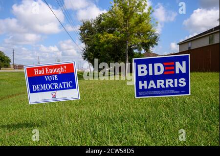 Stafford Texas - 27. September 2020: HATTEN SIE GENUG? STIMMEN DEMOKRATISCHE Wahlen Zeichen sind in vielen Wohngebieten in Texas gesehen Stockfoto