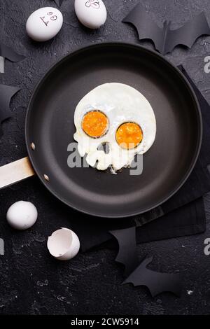 Spiegeleier in Form eines Schädels. Halloween-Frühstück. Stockfoto