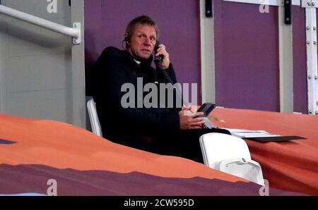 West Ham United der erste Teamtrainer Stuart Pearce telefoniert an der Tribüne und soll mit Manager David Moyes sprechen, der das Spiel während des Premier-League-Spiels im Londoner Stadion aus der Ferne leitet. Stockfoto