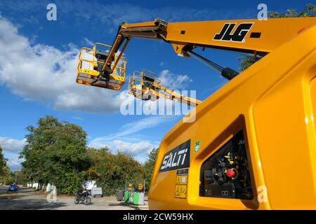 RIS orangis, Frankreich. September 26. 2020. Baumaschine. Luftbühne für Arbeiter, die in der Höhe an Gebäuden arbeiten. Stockfoto