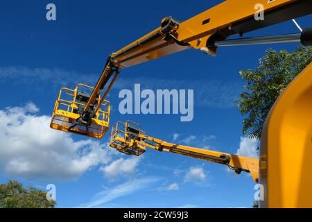 RIS orangis, Frankreich. September 26. 2020. Baumaschine. Luftbühne für Arbeiter, die in der Höhe an Gebäuden arbeiten. Stockfoto