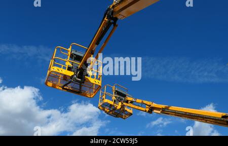 RIS orangis, Frankreich. September 26. 2020. Baumaschine. Luftbühne für Arbeiter, die in der Höhe an Gebäuden arbeiten. Stockfoto