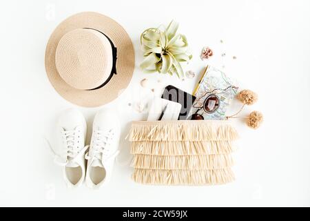 Frau Mode Reisen. Strohhut, Tasche mit Zubehör, Turnschuhe, saftig, Sonnenbrille. Flach liegend. Draufsicht Stockfoto