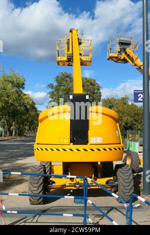 RIS orangis, Frankreich. September 26. 2020. Baumaschine. Luftbühne für Arbeiter, die in der Höhe an Gebäuden arbeiten. Stockfoto