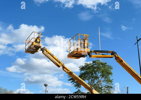 RIS orangis, Frankreich. September 26. 2020. Baumaschine. Luftbühne für Arbeiter, die in der Höhe an Gebäuden arbeiten. Stockfoto