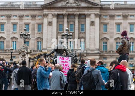 London, Großbritannien - 26. September 2020: Friedlicher Protest gegen die Maske vor dem Buckingham Palace Westminster in London mit Polizei und Protestierenden Stockfoto