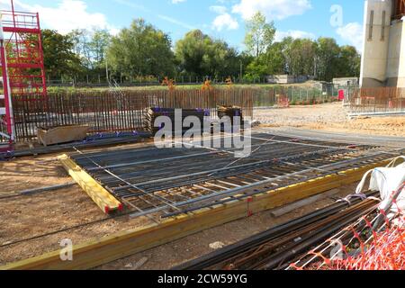 RIS orangis, Frankreich. September 26. 2020. Ansicht der Gebäude einer Brücke. Grundrahmen mit Schrott für Beton. Baustelle. Stockfoto