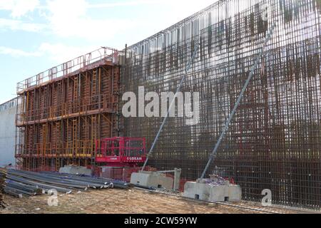 RIS orangis, Frankreich. September 26. 2020. Ansicht der Gebäude einer Brücke. Grundrahmen mit Schrott für Beton. Baustelle. Stockfoto