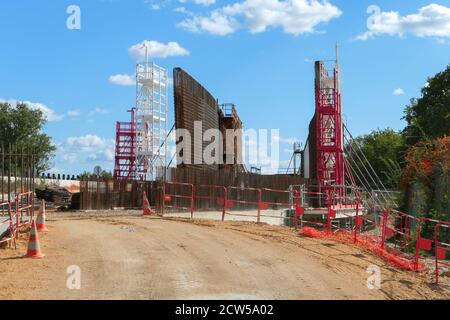 RIS orangis, Frankreich. September 26. 2020. Ansicht der Gebäude einer Brücke. Grundrahmen mit Schrott für Beton. Baustelle. Stockfoto