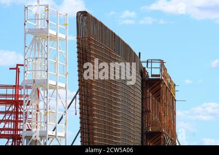 RIS orangis, Frankreich. September 26. 2020. Ansicht der Gebäude einer Brücke. Grundrahmen mit Schrott für Beton. Baustelle. Stockfoto