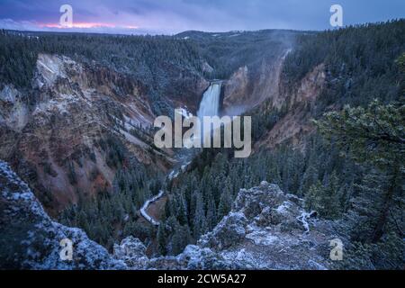 Niedrigere Wasserfälle des yellowstone Nationalparks bei Sonnenuntergang wyoming in den usa Stockfoto