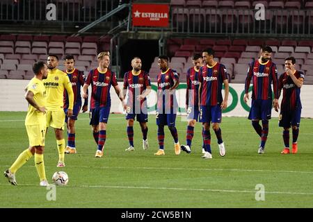 Camp Nou, Barcelona, Katalonien, Spanien. September 2020. La Liga Fußball, Barcelona gegen Villareal; Bartcelona Spieler feiern nach ihrem 4. Tor aus einem eigenen Tor von Pau Torres aus Villareal in der 45. Minute Credit: Action Plus Sports/Alamy Live News Stockfoto