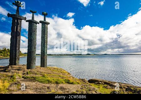 Mollebukta Bay Panorama mit Schwertern in Rock Denkmal zur Erinnerung an Schlacht Hafrsfjord Stavanger Rogaland Norwegen Skandinavien Stockfoto