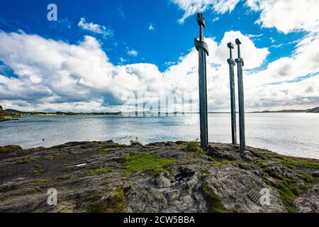 Mollebukta Bay Panorama mit Schwertern in Rock Denkmal zur Erinnerung an Schlacht Hafrsfjord Stavanger Rogaland Norwegen Skandinavien Stockfoto