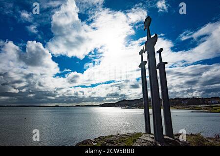 Mollebukta Bay Panorama mit Schwertern in Rock Denkmal zur Erinnerung an Schlacht Hafrsfjord Stavanger Rogaland Norwegen Skandinavien Stockfoto