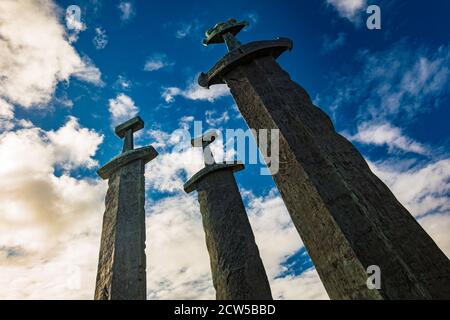 Mollebukta Bay Panorama mit Schwertern in Rock Denkmal zur Erinnerung an Schlacht Hafrsfjord Stavanger Rogaland Norwegen Skandinavien Stockfoto