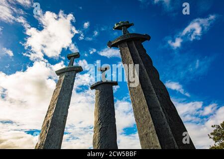 Mollebukta Bay Panorama mit Schwertern in Rock Denkmal zur Erinnerung an Schlacht Hafrsfjord Stavanger Rogaland Norwegen Skandinavien Stockfoto